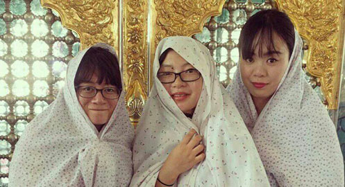 توریست‌های ژاپنی در امامزاده‌ای در کاشان