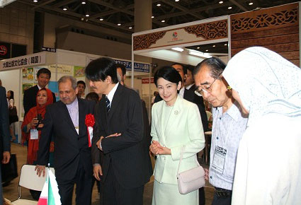 بازدید شاهزاده ژاپن از غرفه ایران در نمایشگاه کتاب توکیو